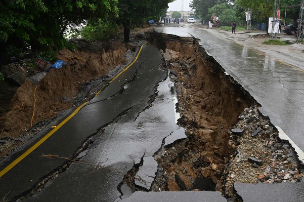 earth उत्तरकाशी में तीन बार महसूस किए गए भूकंप  के झटके, घरों और दुकानों से बाहर भागे लोग