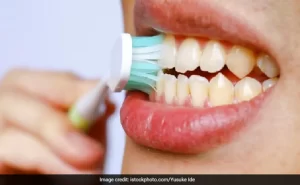 shq23k0o_right-way-of-brushing-teeth_625x300_22_March_22-300x185 #1 पीले दांतों से अब और ज्यादा नहीं होना पड़ेगा परेशान, इन 5 घरेलू नुस्खों से मोती जैसे चमकने लगेंगे Yellow Teeth