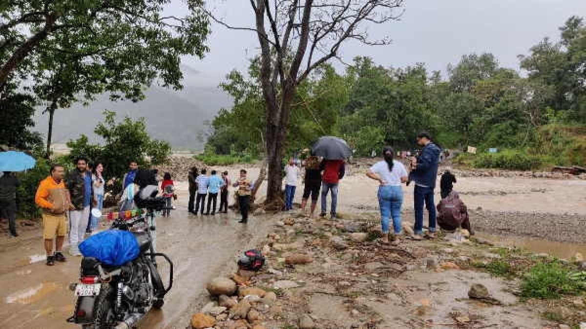 उत्तराखंड के रानीखेत-अल्मोड़ा का मैदानी इलाकों से संपर्क कटा, रानीखेत में सिर्फ इमरजेंसी के लिए बचा ईंधन