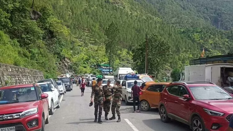 btharanatha-haiiva-para-vahana-fasa_1688038683 Badrinath North Shore: भारी बारिश के बाद भूस्खलन ने 100 मीटर हाईवे को ध्वस्त कर दिया, 10 हजार से अधिक लोग फंस गए