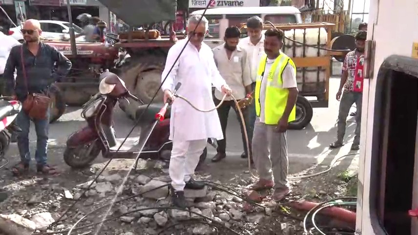 मेयर-गामा-1 डेंगू के प्रकोप से परेशान देहरादून में मेयर गामा का आक्रोश, फील्ड निरीक्षण पर निर्देशन दिया।