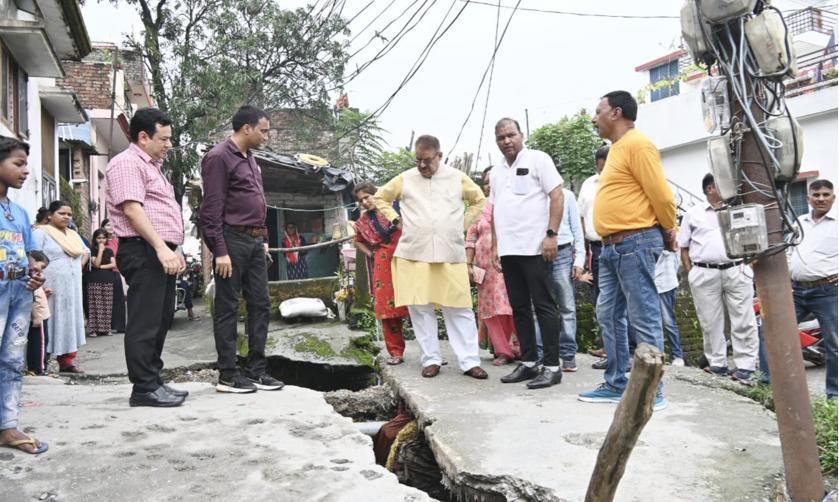 कंडोली में बारिश से हुए पुलिया एवं क्षतिग्रस्त हुई सड़क का स्थालीय निरीक्षण करते मंत्री गणेश जोशी।