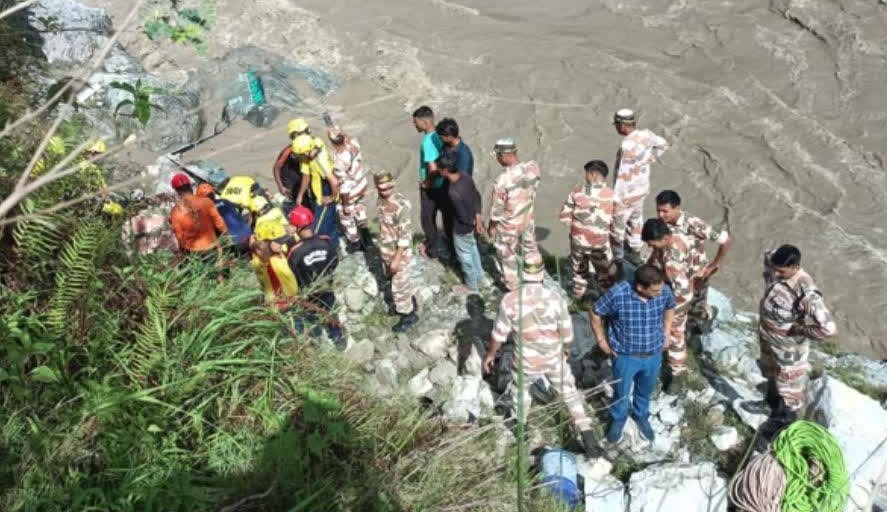 1200-675-24458302-thumbnail-16x9- अलकनंदा में समाया टेंपो ट्रैवलर: रुद्रप्रयाग में बड़ा हादसा, एक ही परिवार के 19 लोग सवार, दो की मौत, कई लापता