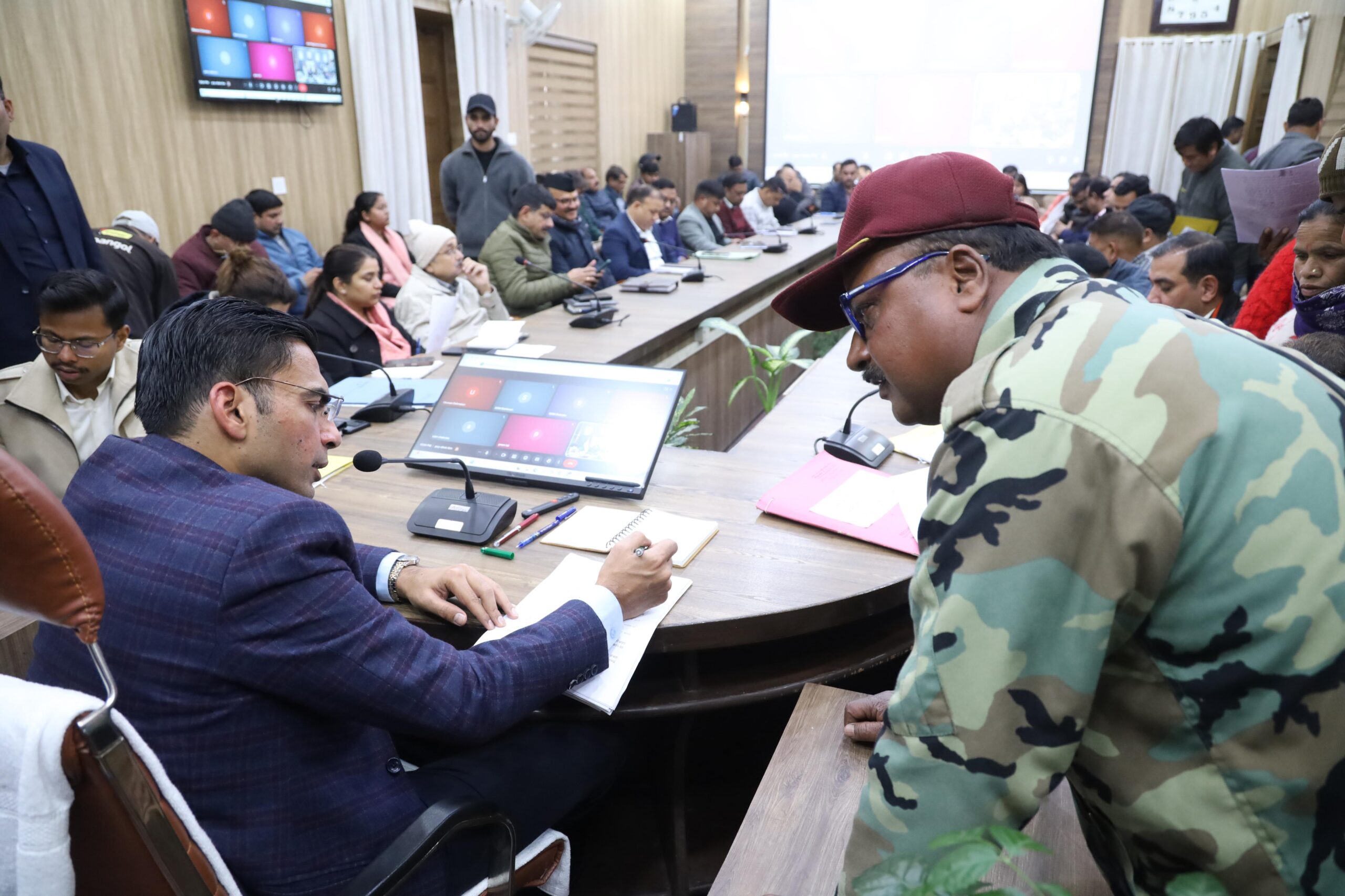 IMG-20260209-WA0034-scaled-1 देहरादून जनता दर्शन में 195 शिकायतों का निस्तारण, डीएम सविन बंसल के त्वरित एक्शन से फरियादियों को राहत