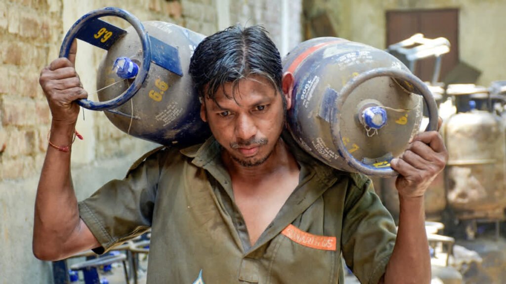 एक अक्टूबर से सब्सिडी वाले रसोई गैस सिलेंडरों के लिए आधार बायोमेट्रिक प्रमाणीकरण अनिवार्य