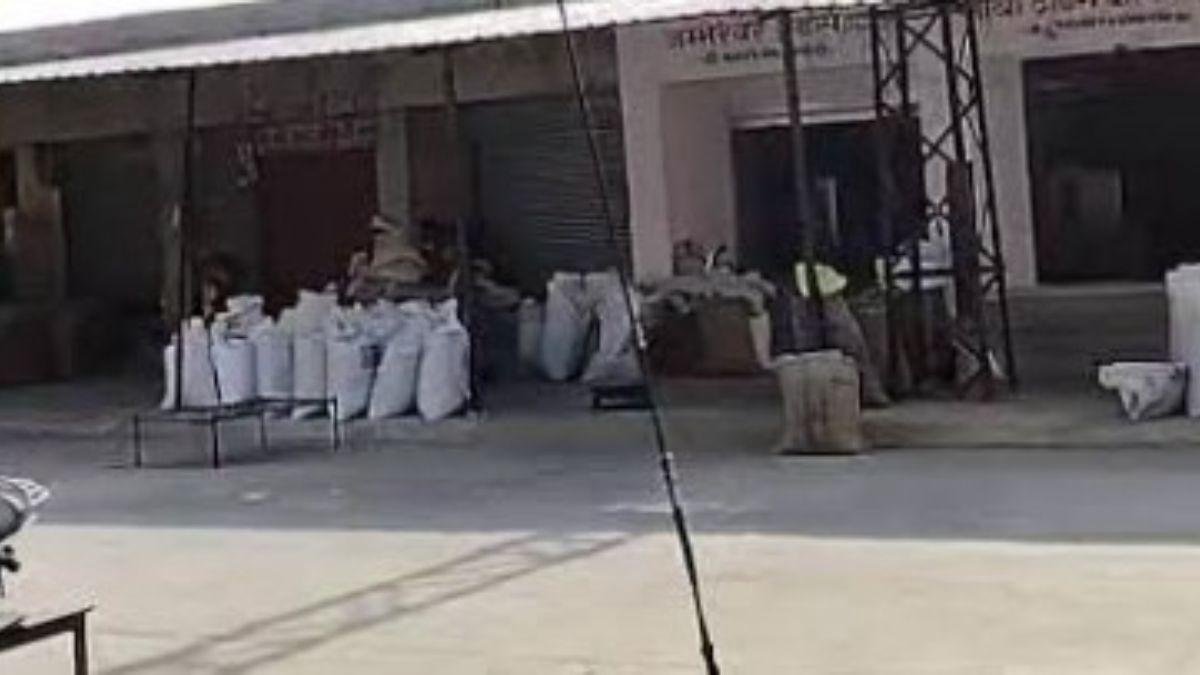 करोड़ों की लागत से बनी कृषि मंडी और अधूरी सड़क किसानों की राह में बनी बड़ी बाधा