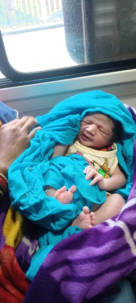 e0a49ae0a4b2e0a4a4e0a580-e0a49fe0a58de0a4b0e0a587e0a4-real-1-461x1024 चलती ट्रेन में हुआ बच्चे का जन्म, रेलवे कर्मचारियों और मेडिकल टीम की त्वरित मदद से सुरक्षित रही मां और नवजात