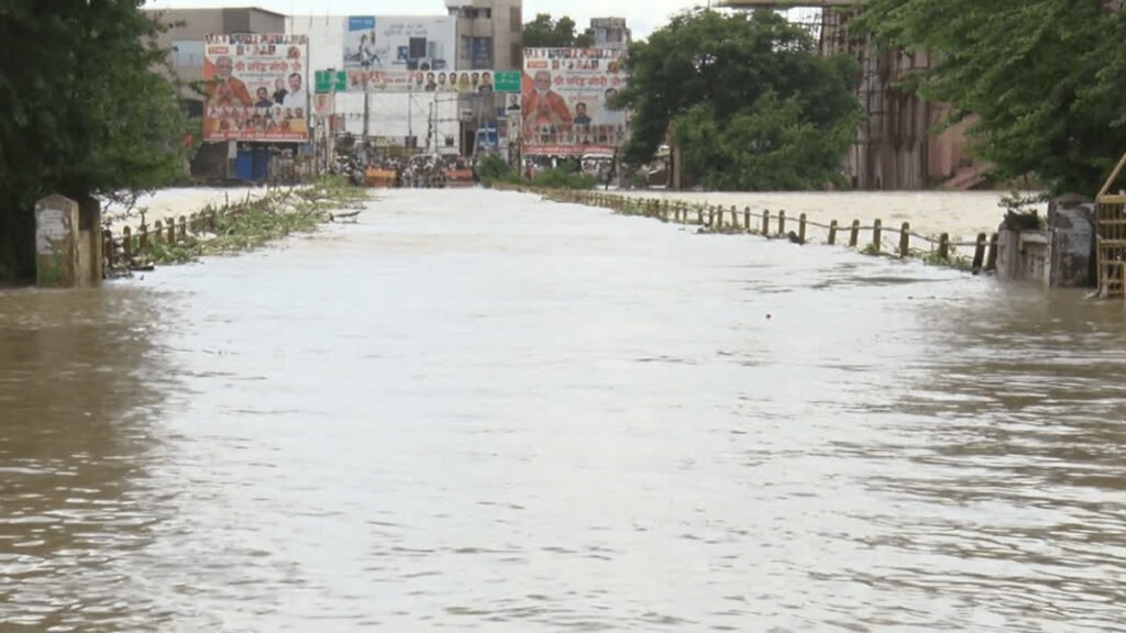 छत्तीसगढ़ में भारी बारिश से खारुन नदी उफान पर, रायपुर-दुर्ग मार्ग बंद