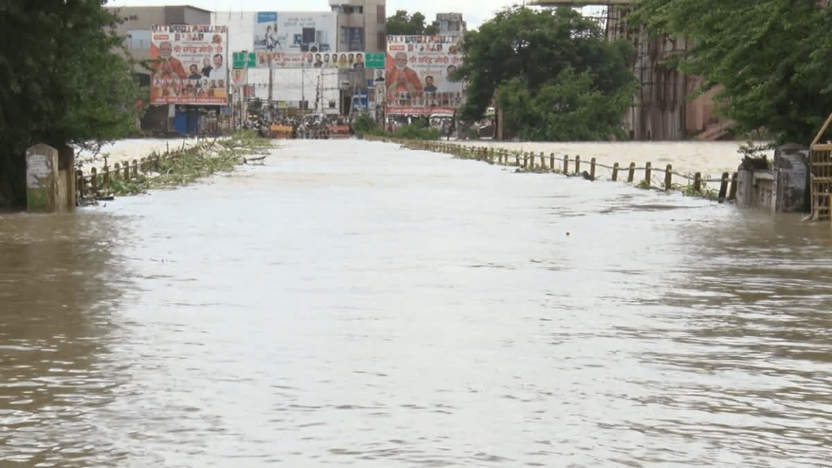 छत्तीसगढ़ में भारी बारिश से खारुन नदी उफान पर, रायपुर-दुर्ग मार्ग बंद