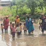 छत्तीसगढ़: स्कूल और आंगनबाड़ी जाने के लिए नाला पार करने को मजबूर हैं बच्चे