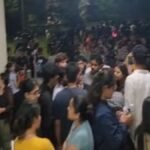 दून विश्वविद्यालय में मेस के खाने में कीड़ा मिलने पर हंगामा, कुलपति आवास के बाहर जुटे छात्र