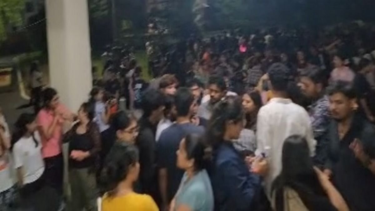 दून विश्वविद्यालय में मेस के खाने में कीड़ा मिलने पर हंगामा, कुलपति आवास के बाहर जुटे छात्र