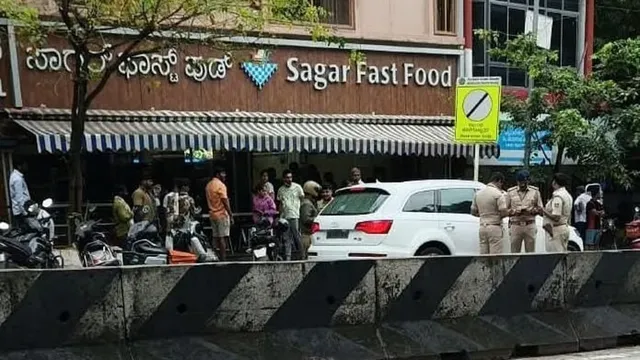 बेंगलुरु के कोरमंगला में एक लग्जरी कार के भीतर मिला 46 वर्षीय व्यक्ति का शव