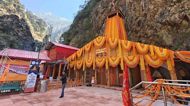 यमुनोत्री धाम में बढ़ी रिकॉर्ड आय और श्रद्धालुओं की संख्या, लेकिन व्यवस्थाओं पर उठे सवाल