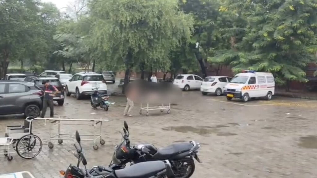 हरियाणा के करनाल में सड़क हादसे में युवक की मौत, दोस्त ने स्ट्रेचर पर शव लेकर अस्पताल से निकलने की कोशिश की