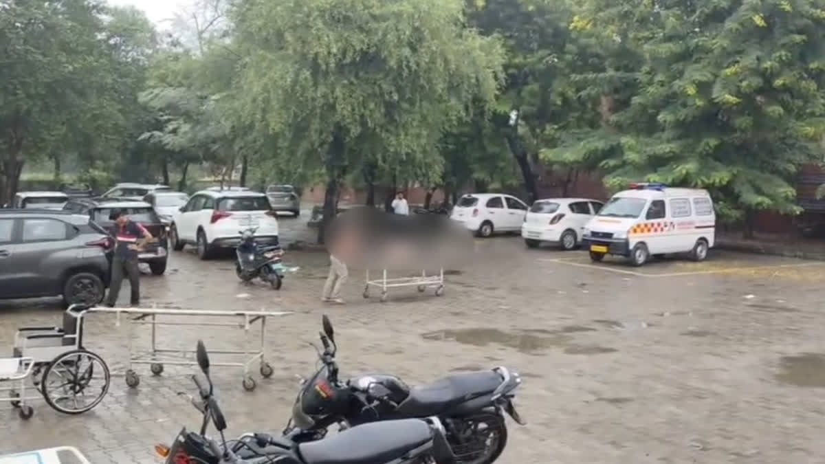 हरियाणा के करनाल में सड़क हादसे में युवक की मौत, दोस्त ने स्ट्रेचर पर शव लेकर अस्पताल से निकलने की कोशिश की
