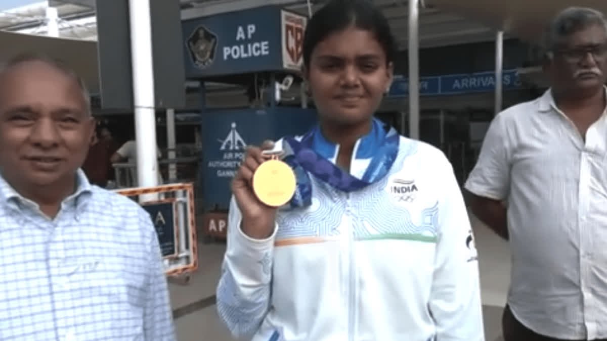 एशियाई खेलों में शानदार प्रदर्शन के बाद विजयवाड़ा लौटीं ज्योति सुरेखा, हुआ भव्य स्वागत