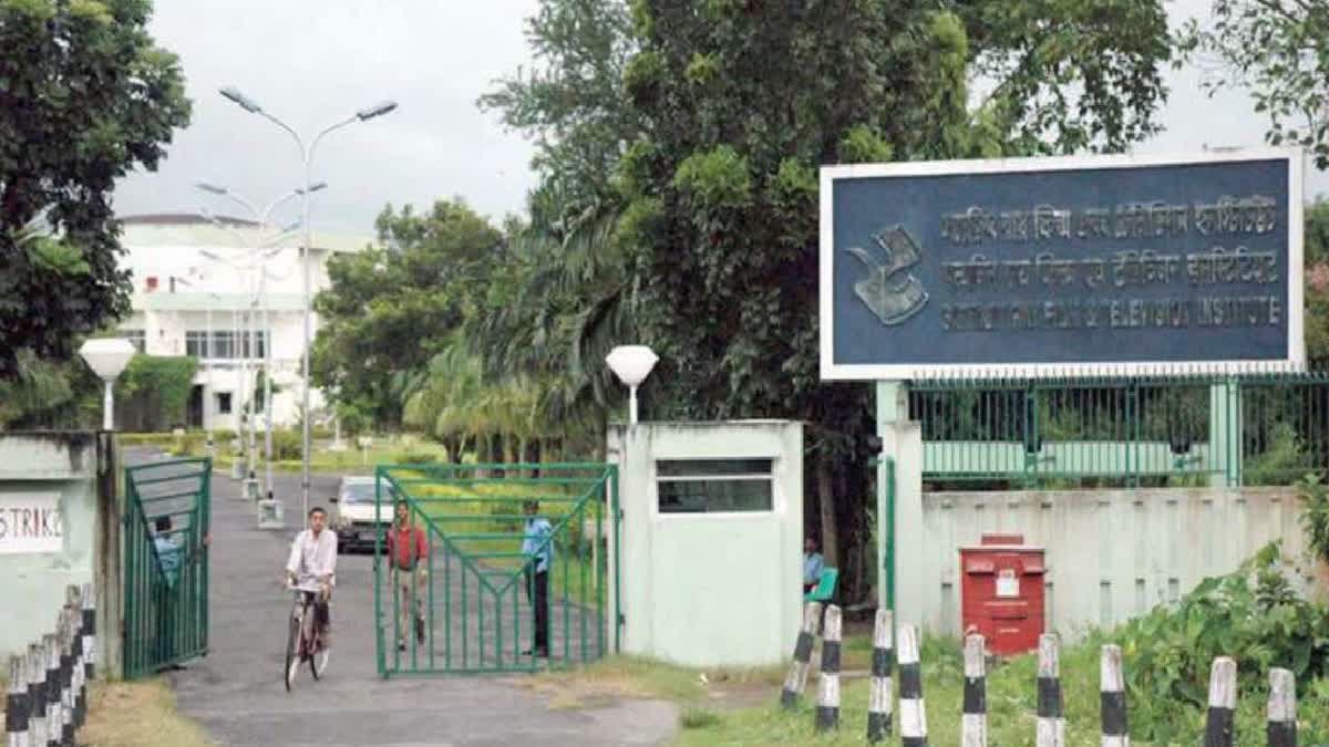 एसआरएफटीआई में परिसरों के प्रदर्शन के दौरान कुलपति के साथ बदसलूकी और कार्यालय में तोड़फोड़