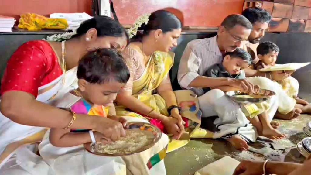 केरल में विजयदशमी पर पारंपरिक विद्यारंभ समारोह, हजारों बच्चों ने रखी शिक्षा की नींव