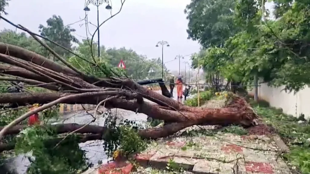 चक्रवात अर्णब का असर: आंध्र प्रदेश और यानम तटों से टकराया तूफान, भारी बारिश के बीच जनजीवन प्रभावित