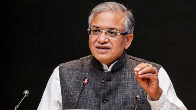 चुनाव आयोग के समर्थन में आए 124 पूर्व नौकरशाह, कहा- शक सबूत नहीं होता