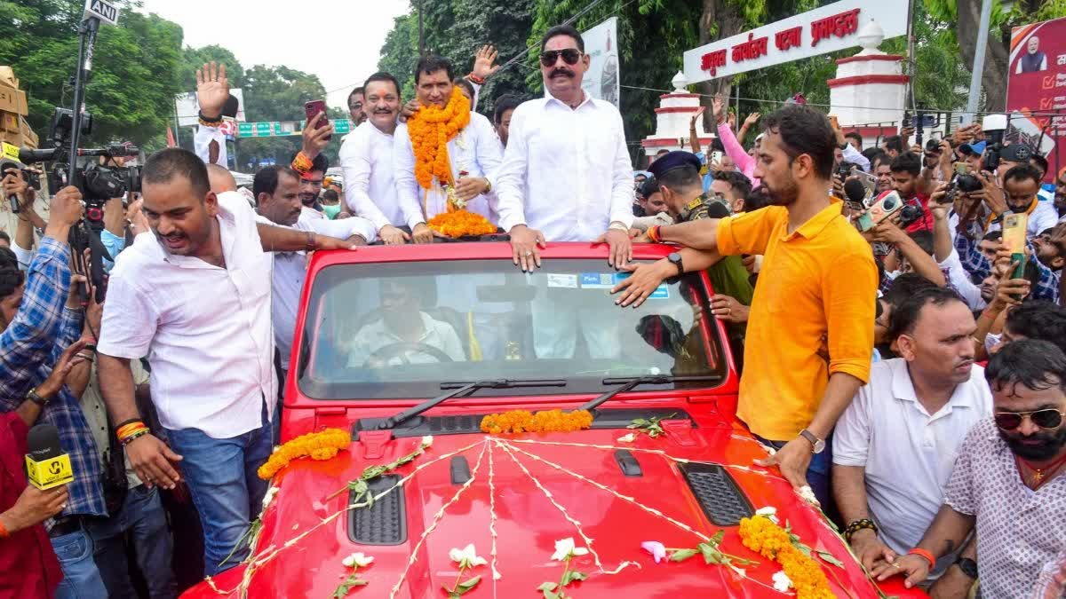 जेडीयू ने मोकामा विधायक अनंत सिंह और पूर्व विधायक नीलम देवी को पार्टी से निकाला