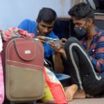 ट्रेनों और स्टेशनों पर मोबाइल फोन का लाउडस्पीकर पर इस्तेमाल करने पर होगी कार्रवाई