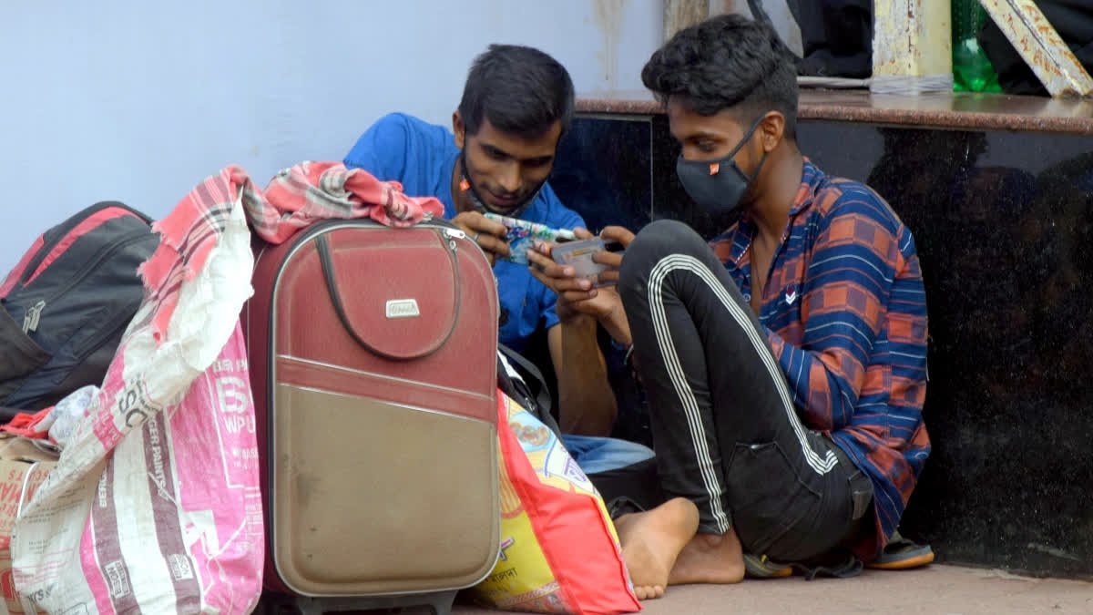 ट्रेनों और स्टेशनों पर मोबाइल फोन का लाउडस्पीकर पर इस्तेमाल करने पर होगी कार्रवाई