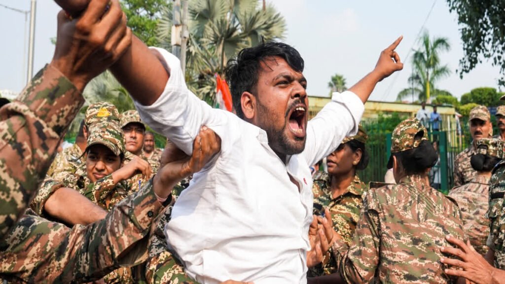 दिल्ली में एनएसयूआई का पुलिस थाने के बाहर धरना, महिला सदस्यों पर हमले का आरोप