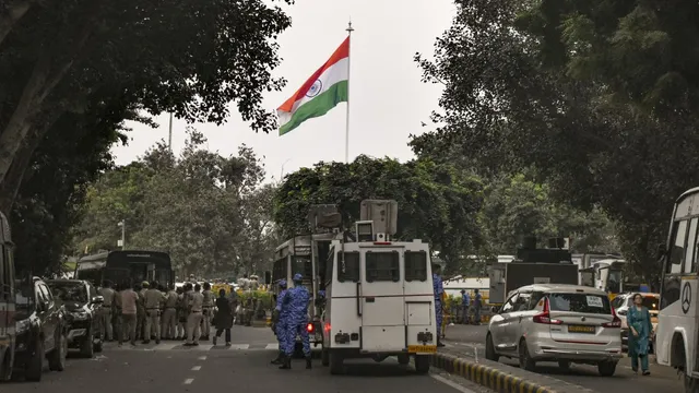 दिल्ली में कड़े सुरक्षा पहरे के बीच कॉकरोच जनता पार्टी का जंतर-मंतर प्रदर्शन विफल, चार हजार लोग हिरासत में