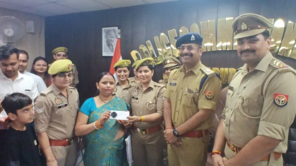 नोएडा पुलिस ने नवरात्रि के अवसर पर 108 खोए हुए मोबाइल फोन बरामद कर मालिकों को सौंपे
