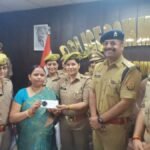 नोएडा पुलिस ने नवरात्रि के अवसर पर 108 खोए हुए मोबाइल फोन बरामद कर मालिकों को सौंपे