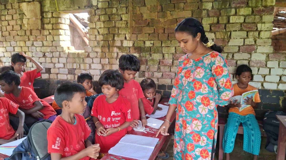 पश्चिम बंगाल की आदिवासी महिला ने स्कूल खोलकर छोड़े गए बच्चों को दी नई राह