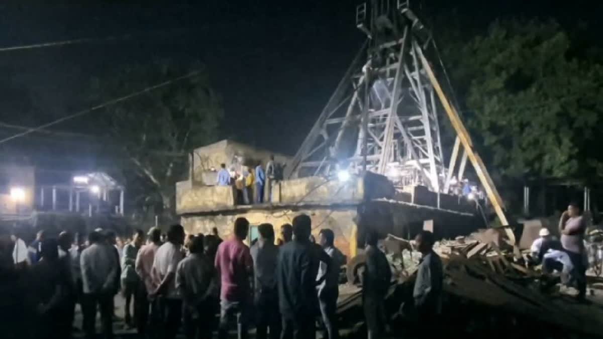पश्चिम बंगाल की कोयला खदान में लिफ्ट खराब होने से 12 खनिक अंदर फंसे