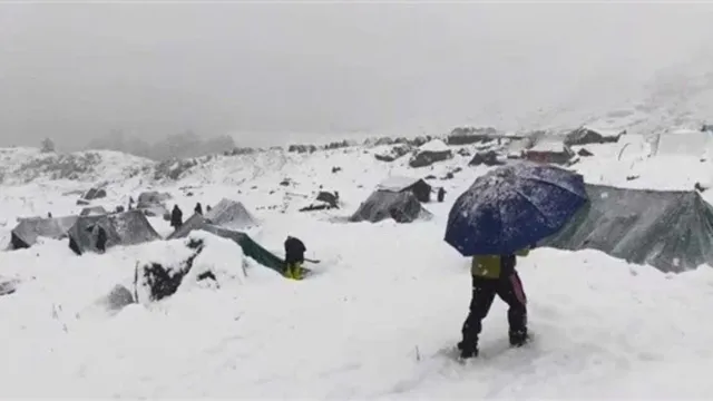पहाड़ी राज्यों में ताजा बर्फबारी और मैदानी इलाकों में बारिश से बढ़ी ठंड, जानें मौसम का हाल