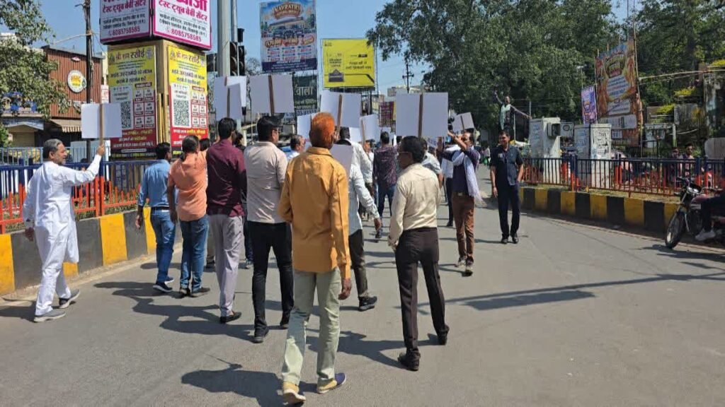 बिलासपुर में सीमित हवाई सेवाओं के खिलाफ अनोखा प्रदर्शन, नागरिकों ने निकाला 'उल्टा मार्च'