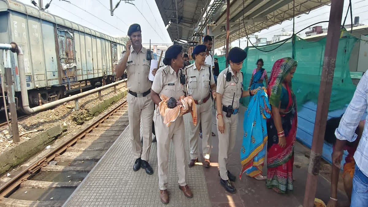 भुवनेश्वर रेलवे स्टेशन पर ट्रेन यात्री महिला ने बच्ची को दिया जन्म
