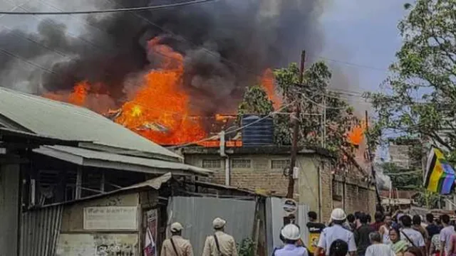 मणिपुर के कामजोंग जिले में भड़की हिंसा, 15 मकान खाक और एक की मौत